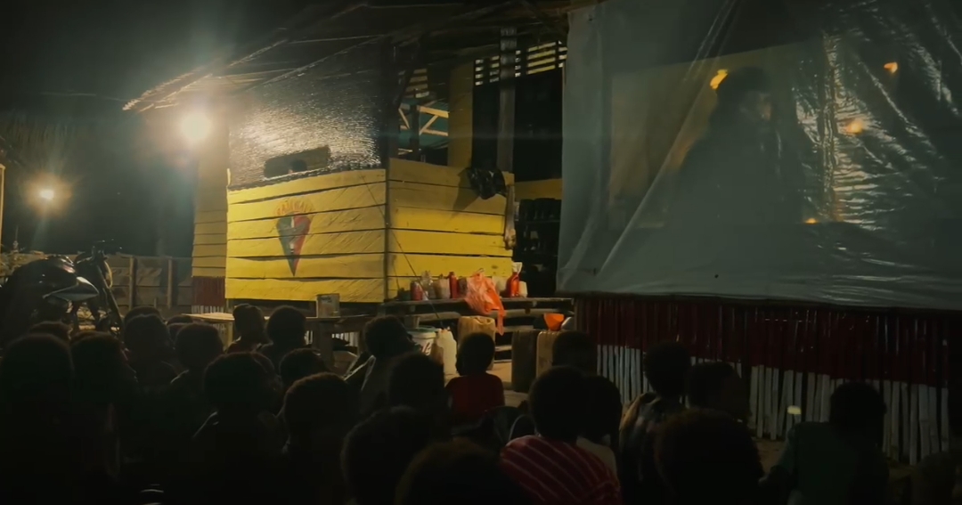 Pererat Kemanunggalan, Satgas Yonif 123/Rajawali Gelar Nobar Edukatif Bersama Anak-Anak di Pos Kimaam