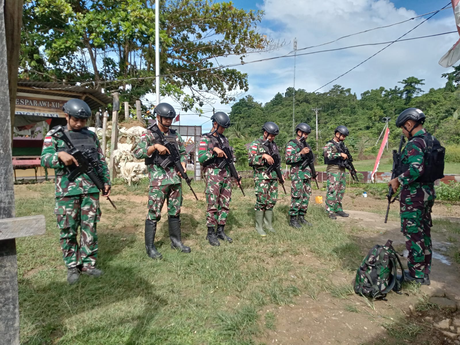 Satgas Pamtas Kewilayahan Yonif 410/ALG Pos Teluk Arguni Laksanakan Kegiatan Yankes Di Kampung Bofuwer