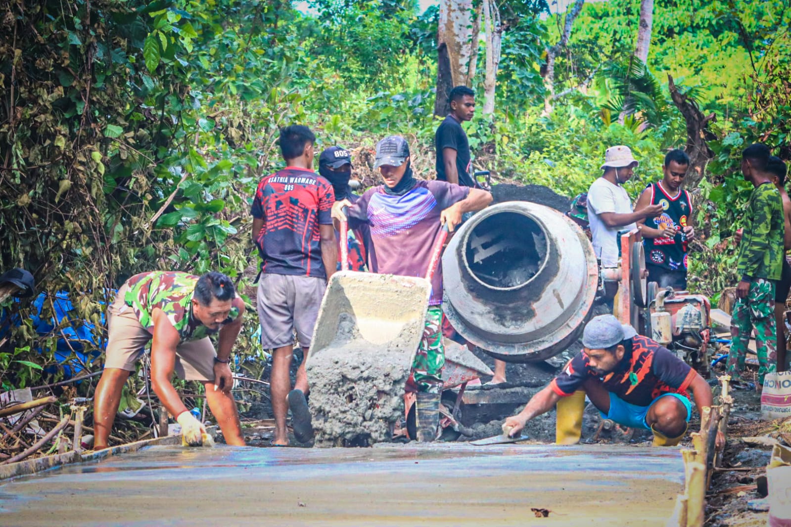 Kebut Pengecoran Jalan, Satgas TMMD Ke-128 Kodim 1801/Manokwari Kejar Target Pembangunan