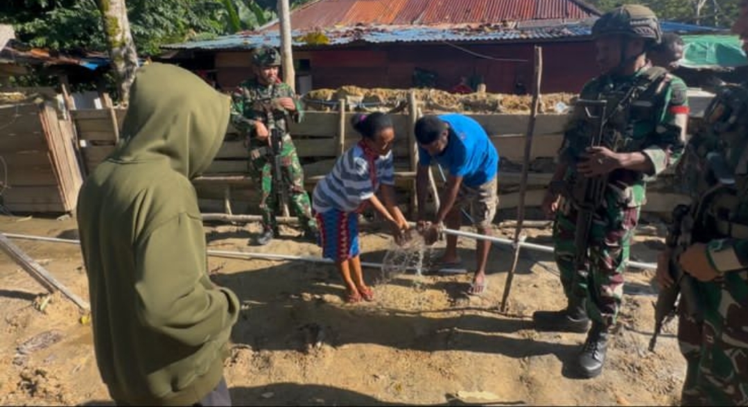 Satgas Pamtas Yonif 763/SBA Pos Joshiro Laksanakan Kegiatan Pembuatan Sumur Bor Bersama Babinsa kodim 1807 Sorong Selatan Papua Barat