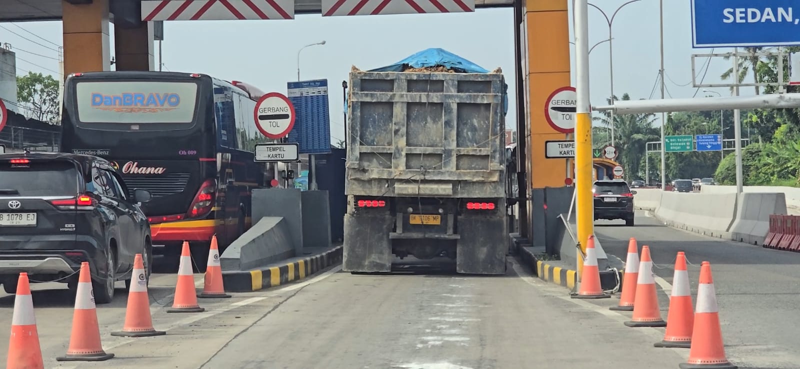 Truk Galian C Ilegal Ditangkap di Tol H. Anif, Warga Pertanyakan Alat Berat yang Tak Diamankan dan Dugaan Beking APH
