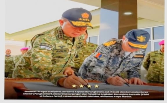 Jendral Agus Subiyanto bersama Kepala Staf Angkatan Laut (Kasal) dan Komandan Korps Marinir (Pangkormar),menerima kunjungan dari Panglima Angkatan Bersanta Australia (Chief of Defence Force) Laksamana David Johnson di markas Korps Marinir.