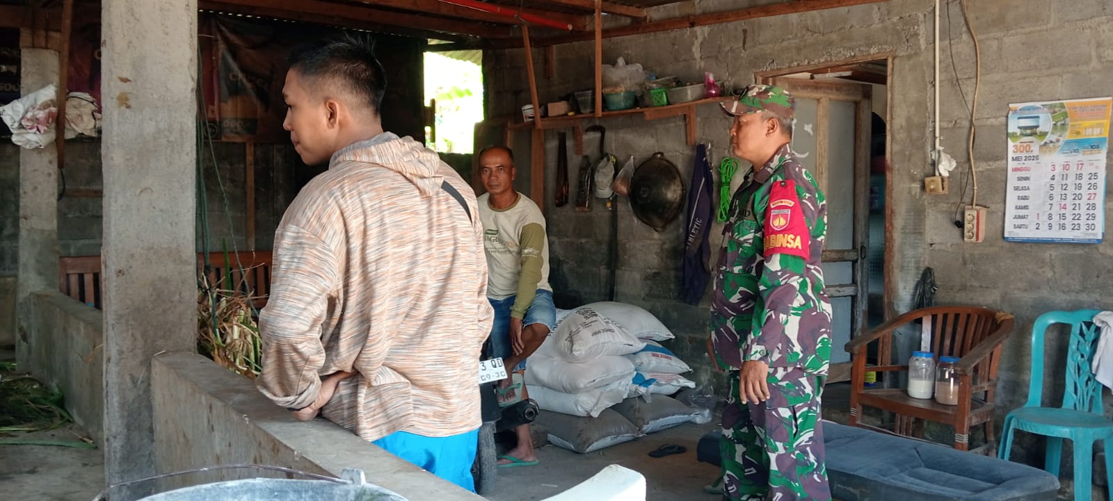 Dekat dengan Peternak, Babinsa Selo Gencarkan Edukasi Cegah PMK dan BEF pada Ternak Sapi.