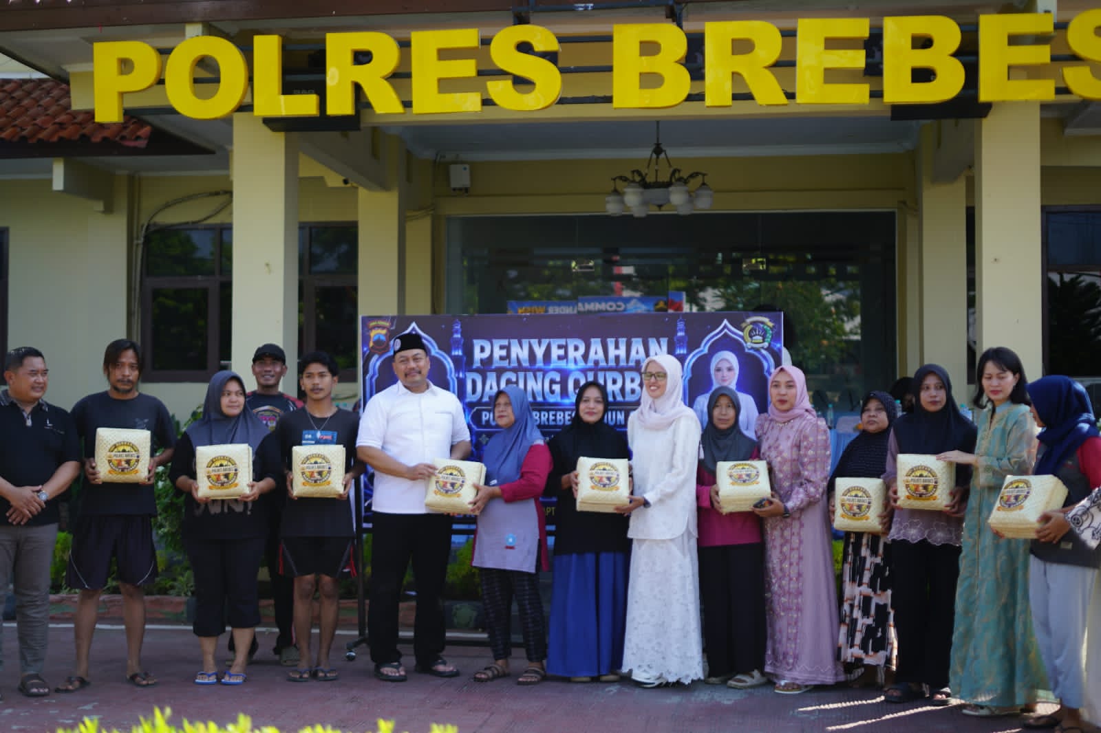 Peringati Idul Adha 1447 H, Polres Brebes Sembelih 7 Ekor Sapi dan Distribusikan 1.074 Paket Daging Kurban