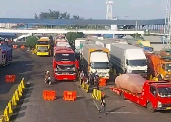 Aksi Pengemudi Truk Blok Kade Pelabuhan Ketapang Banyuwangi