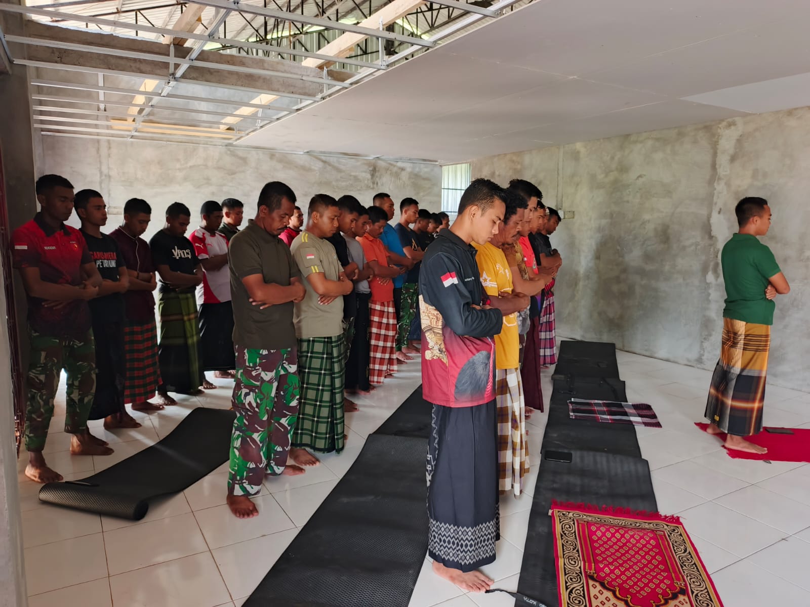 Tingkatkan Keimanan, Satgas TMMD Ke-128 Kodim 1801/Manokwari Laksanakan Sholat Jumat Berjamaah