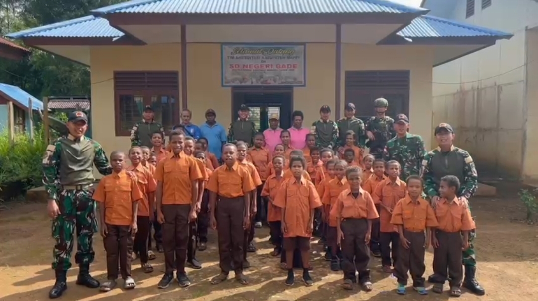 Satgas Yonif 123/Rajawali Tebar Kepedulian di Papua Selatan, Bagikan Seragam Pramuka untuk Siswa SD Negeri Bade Mememu