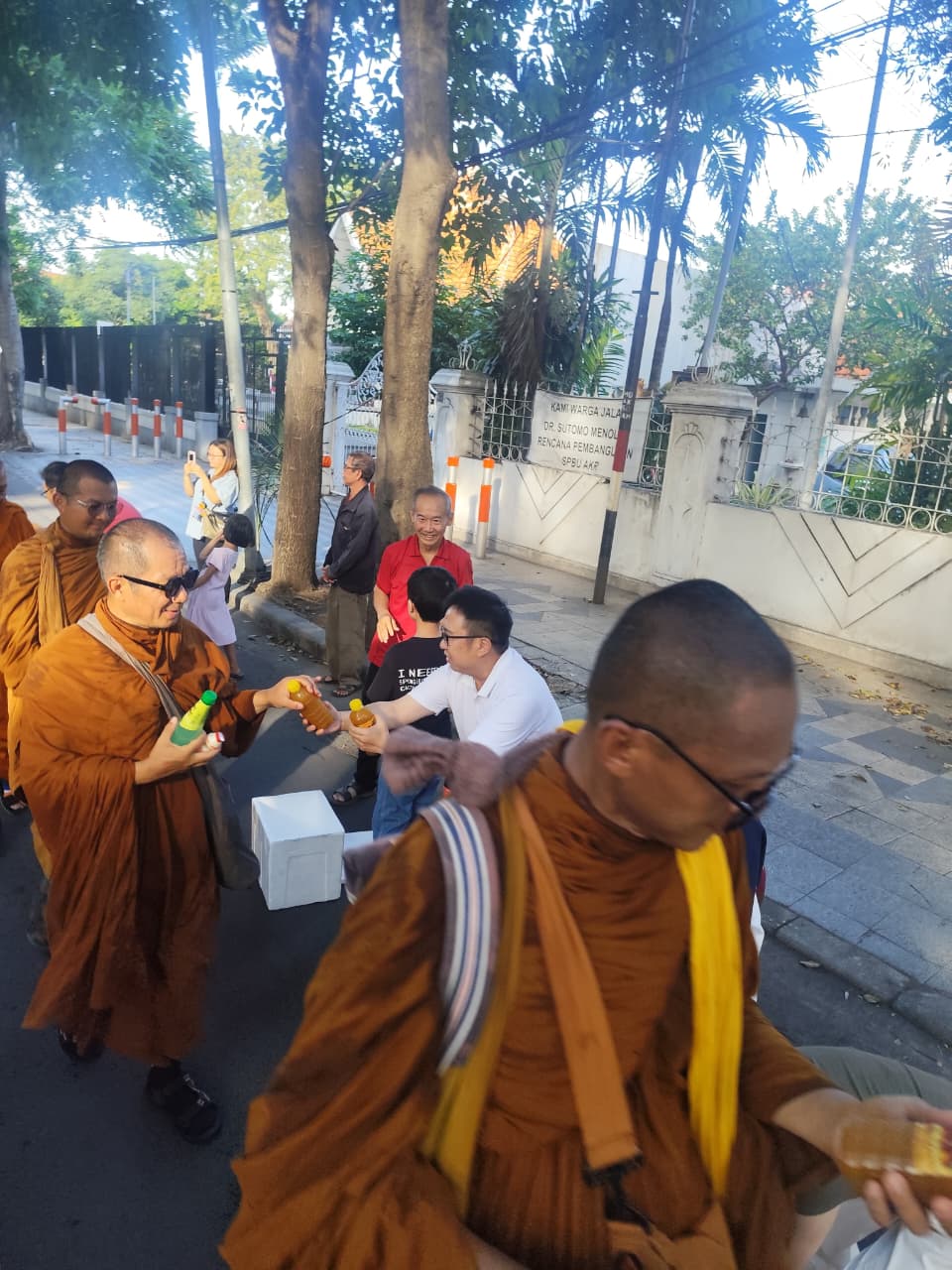 Henry Chen Ketua Yayasan Dhammacarini Buddhist Studies Sambut Perjalanan Damai Para Bhikkhu Walk For Peace 2026