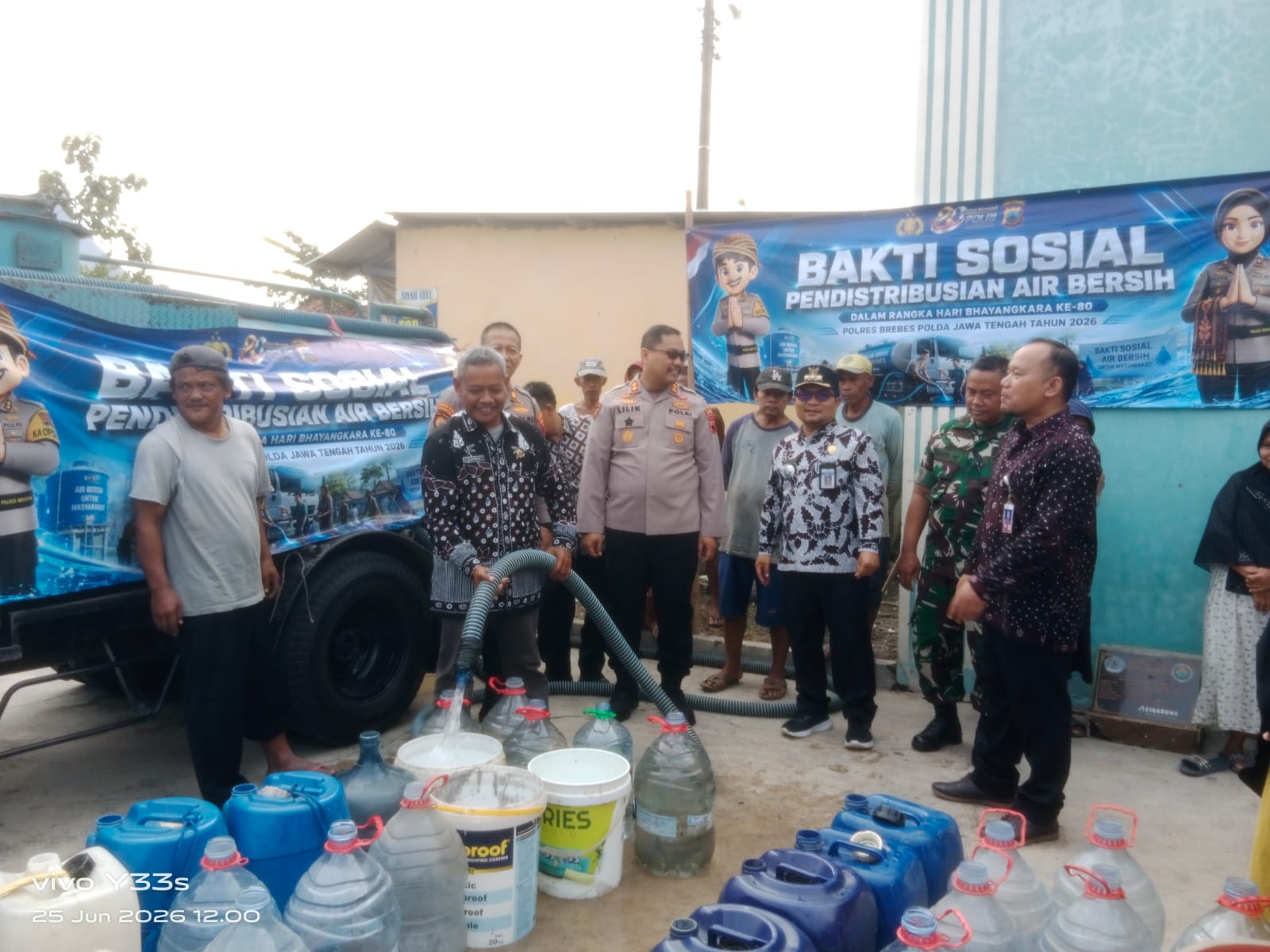 Peduli Kekeringan, Kapolres Brebes AKBP Lilik Ardhiansyah Distribusikan Air Bersih bagi Warga Cigadung