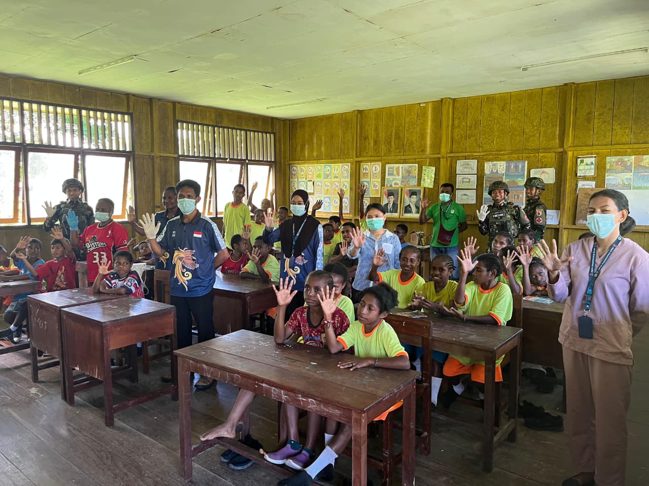 Sinergi TNI Papua Sehat, Satgas Yonif 521/DY Bersama Puskesmas Gelar Pemeriksaan Malaria dan Pengobatan bagi Pelajar di Distrik Airu